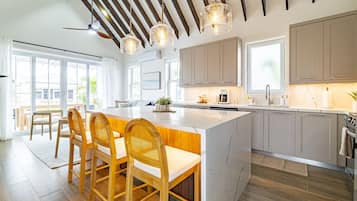 Een koelkast, een magnetron, een oven, een kookplaat