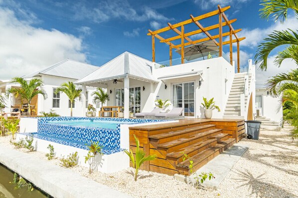 A heated pool - Coral Reef Casa + Private Hot Tub and Pool at Mahogany Bay (San Pedro)