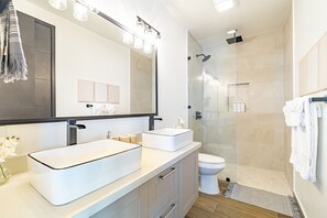 Hårtork och handdukar