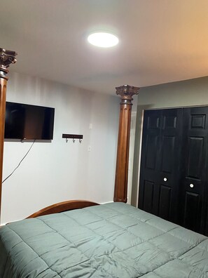 4 bedrooms, iron/ironing board, WiFi, bed sheets