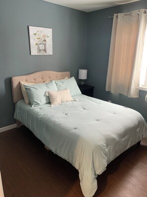 4 bedrooms, iron/ironing board, WiFi, bed sheets