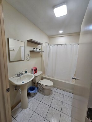 SĂšche-cheveux, serviettes fournies, savon, papier toilette