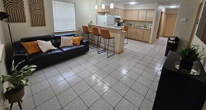 Charming 2-bedroom apartment in awesome Brownsville with WiFi, AC