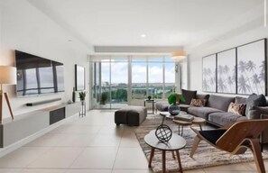 Living area - Tranquil 2-bedroom condo in San Juan with fitness room and AC (San Juan)