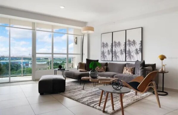 Living area - Tranquil 2-bedroom condo in San Juan with fitness room and AC (San Juan)