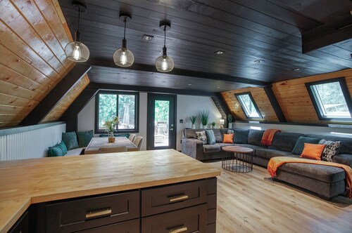 Modern in Munds - recently renovated A frame, pet friendly 