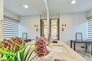 Spa - Gorgeous Loft with stunning view, Central location (Cabo San Lucas)