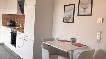 KĂŒhlschrank, Mikrowelle, Ofen, Herdplatte