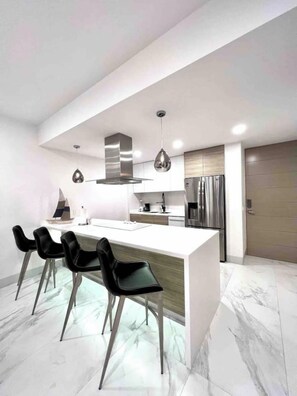 Private kitchen - modern condo with gym Alberca playa in A few steps (Cabo San Lucas)