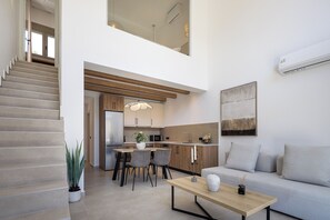 Villa Deluxe, 2 chambres, piscine privée, vue montagne | Salle de séjour | TV connectée, console de jeux vidéo, chaîne hi-fi