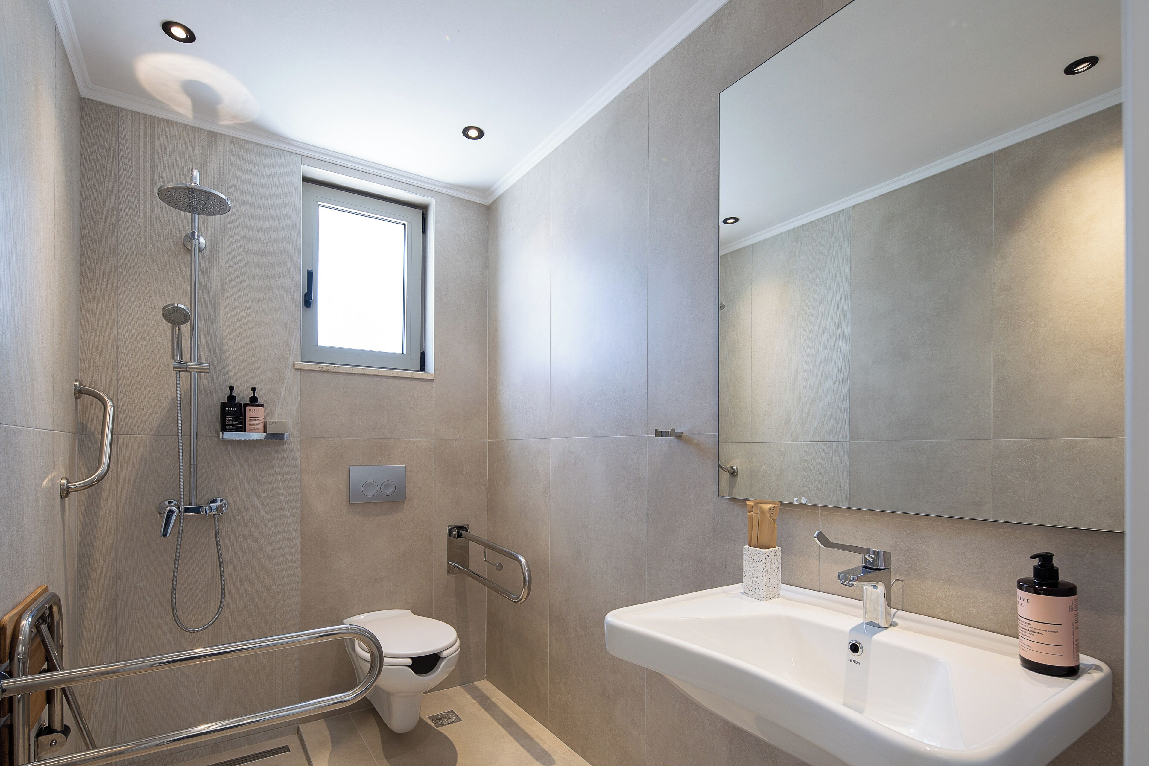 Un baño moderno con ducha, inodoro y lavamanos.