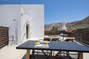 Outdoor dining - Imbros Villas (Sfakia)