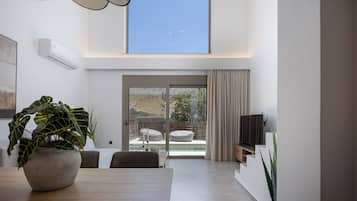 Luksus-villa - 2 soveværelser - privat pool - bjergudsigt | Opholdsområde | 50-tommers smart-tv med satellitkanaler, spillekonsol, stereoanlæg