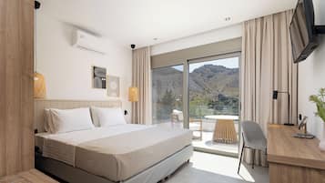 Superior Villa, 3 Bedrooms, Private Pool, Mountain View | Peti besi dalam bilik, dihias secara berasingan