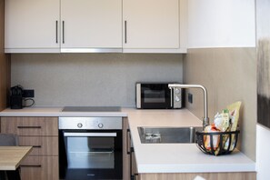 Luxus villa, 2 hálószobával, privát medence, kilátással a hegyre | Privát konyha | Nagyméretű hűtő/fagyasztó, mikrohullámú sütő, sütő és főzőlap