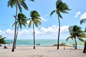 Beach nearby, sun-loungers, beach towels - Villa Bel Amour - Luxury swimming pool villa all on foot for 6 people (Saint-François)