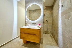 Dusche, Haartrockner, Handtücher, Seife