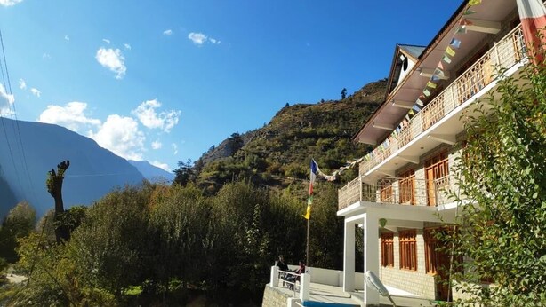 A building with a balcony overlooking a mountainous landscape. - The Lake View Resort (Sangla)