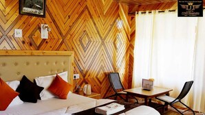 Desk, laptop workspace, WiFi (free) - The Lake View Resort (Sangla)