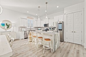 Fridge, microwave, oven, stovetop - Community Pool and Private Beach, Arcade, Hot Tub (Miramar Beach)