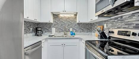 冷蔵庫、電子レンジ、オーブン、コンロ