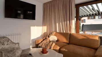 TV, fireplace