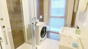 Douche, séchoir à cheveux, bidet, serviettes fournies
