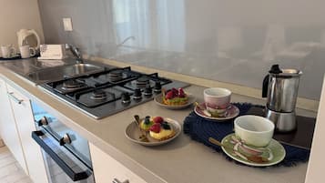 Frigorifero, microonde, forno, piano cottura