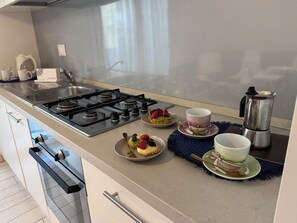 Kühlschrank, Mikrowelle, Ofen, Herdplatte