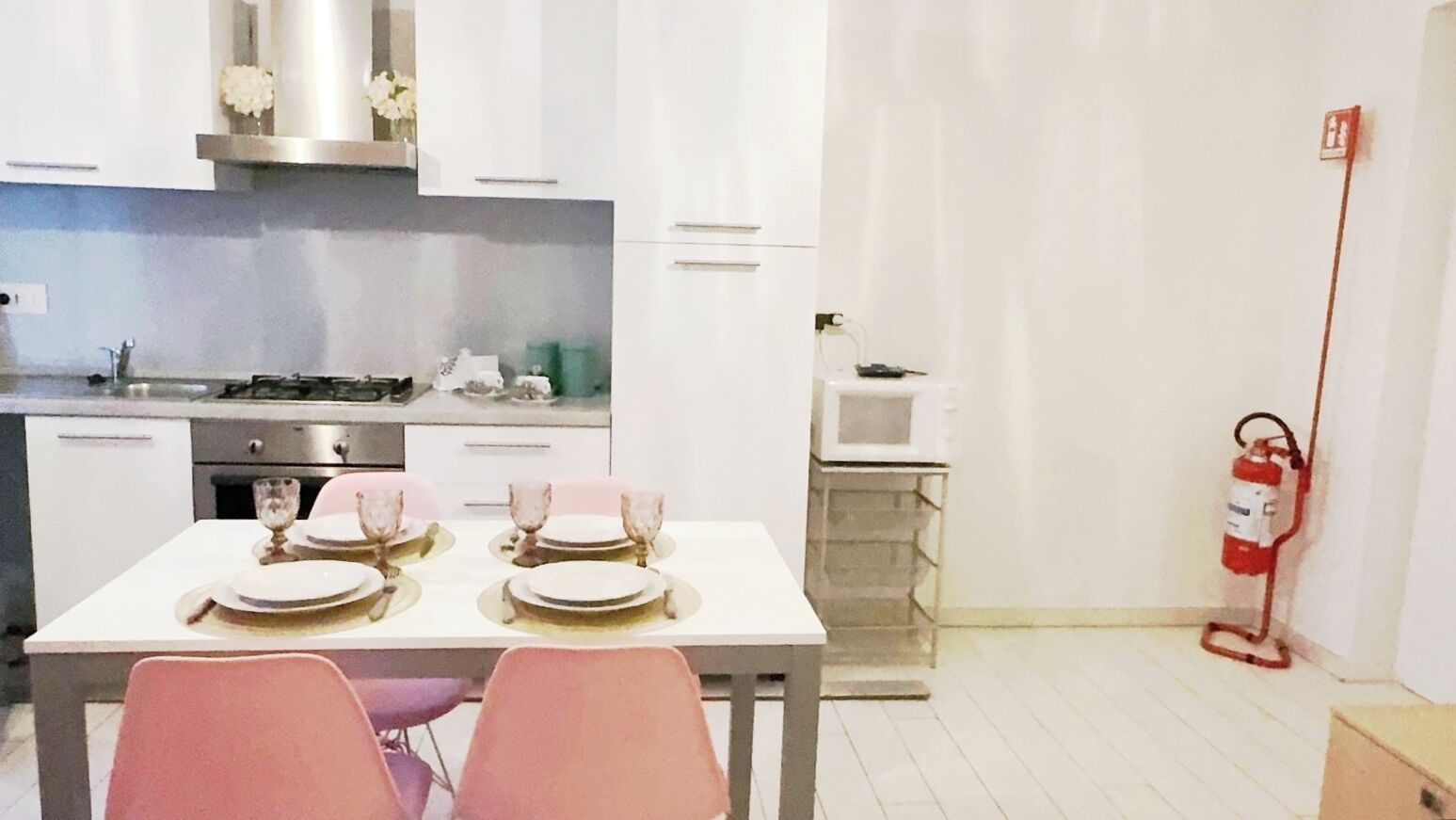 Frigorifero, microonde, forno, piano cottura