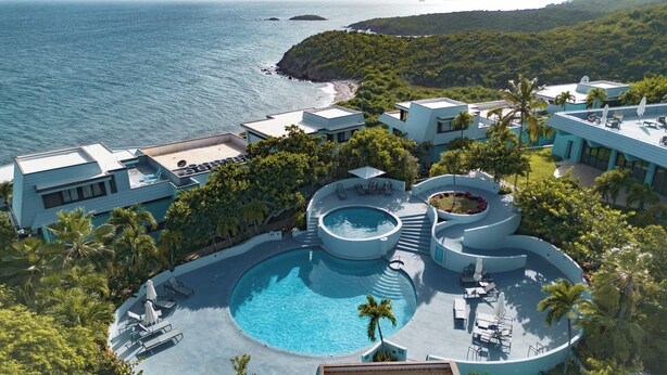 Un complexe hôtelier doté d’une grande piscine, de plusieurs espaces de détente et offrant une vue sur l’océan.