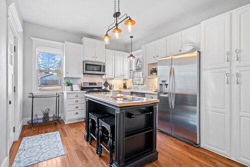 A meticulously restored farm house with a blend of vintage charm & modern luxury