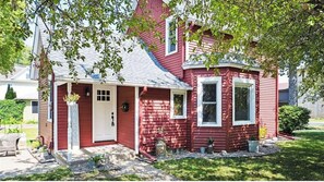 Exterior - A meticulously restored farm house with a blend of vintage charm & modern luxury (Watertown)
