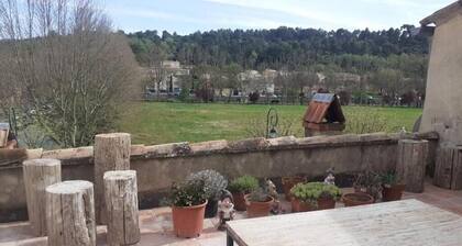 Maison de village restaurée à l'ancienne avec terrasse