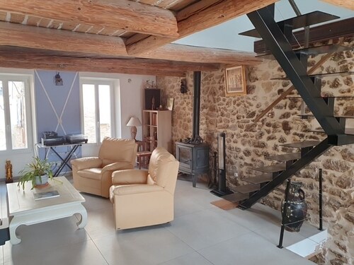 Maison de village restaurée à l'ancienne avec terrasse