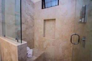 Douche, sèche-cheveux, serviettes fournies, savon