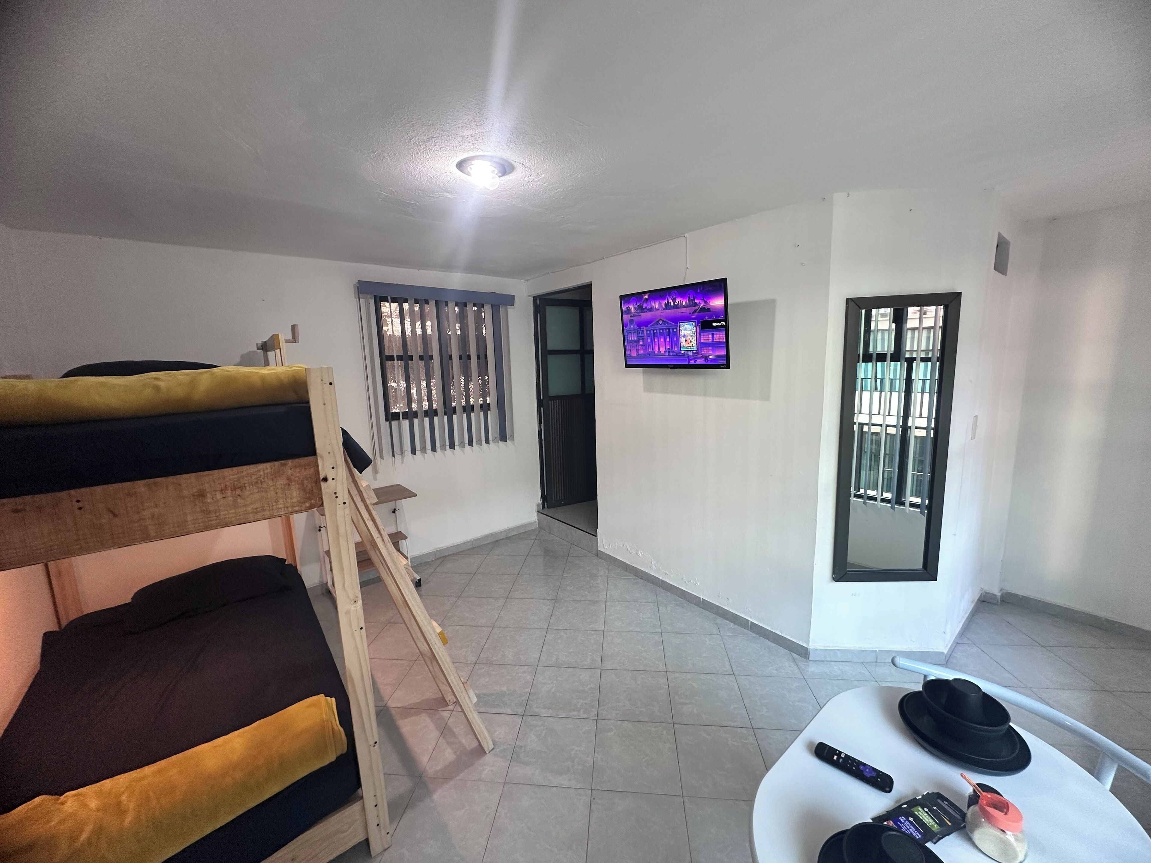 1 soverom, skrivebord, strykejern/-brett og wi-fi (inkludert)