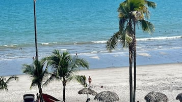 Camastros y toallas de playa