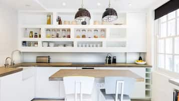 Fridge, oven, dishwasher, coffee/tea maker