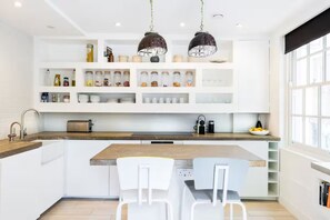 Fridge, oven, dishwasher, coffee/tea maker