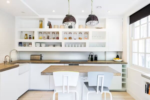 Refrigerador, horno, lavavajillas y cafetera y tetera 
