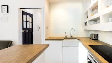 Réfrigérateur, four, lave-vaisselle, cafetière/bouilloire