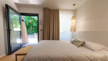 Phòng đôi tiện nghi đơn giản, quang cảnh vườn | Màn/rèm cản sáng, bàn ủi/dụng cụ ủi quần áo