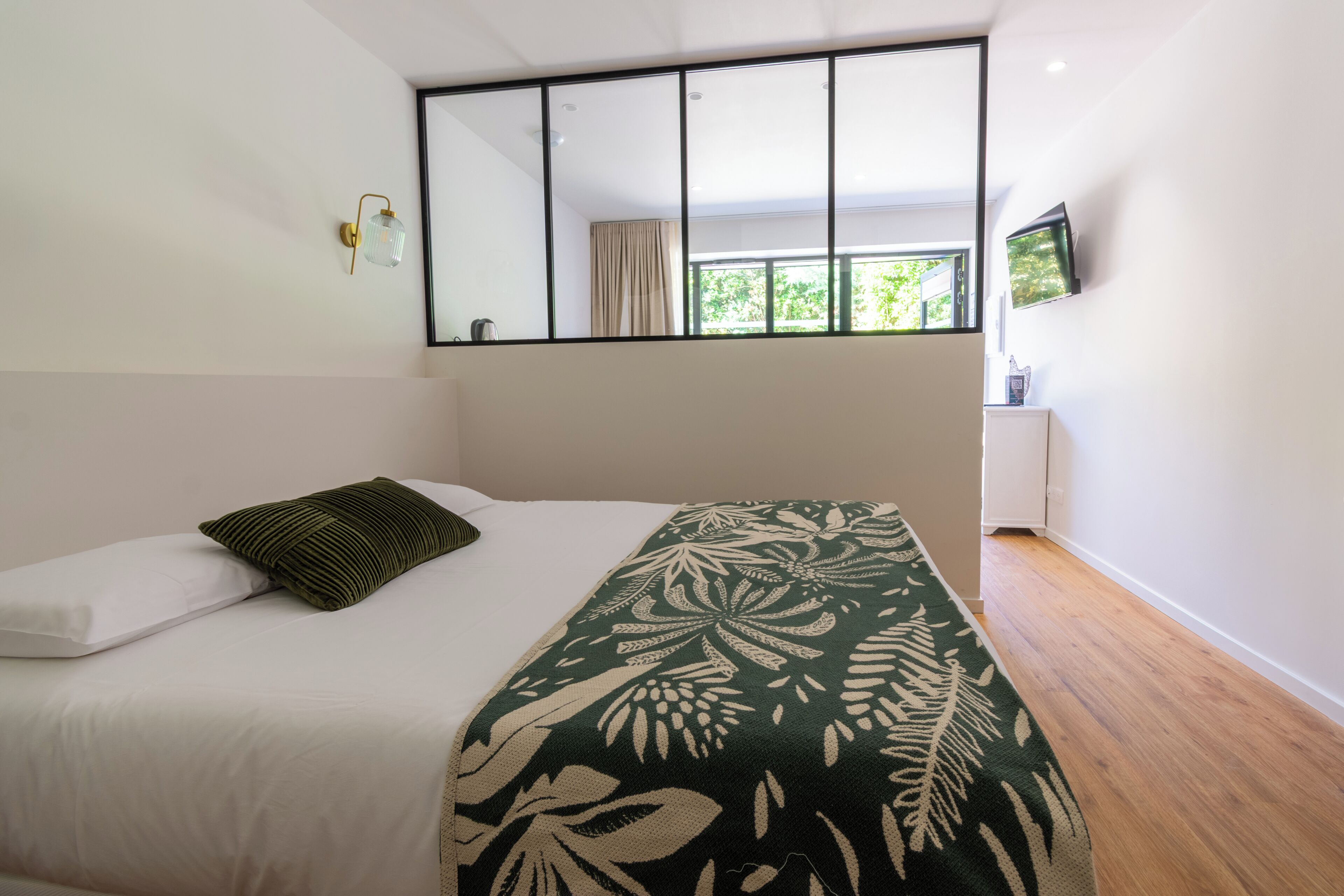 Studio phong cách cổ điển | Màn/rèm cản sáng, bàn ủi/dụng cụ ủi quần áo 