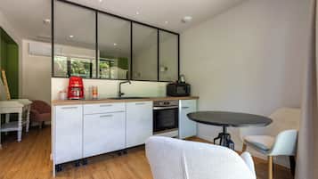 Classic Studio | Private kitchen | Coffee/tea maker, electric kettle, highchair