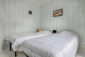 2 bedrooms, iron/ironing board