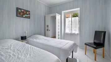 2 chambres, fer et planche Ă repasser