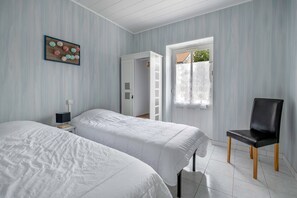2 bedrooms, iron/ironing board