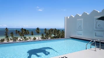 Piscina interna, 3 piscinas externas, guarda-sóis, espreguiçadeiras