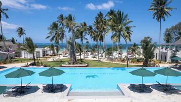 Alberca techada, 3 albercas al aire libre y sombrillas en la alberca